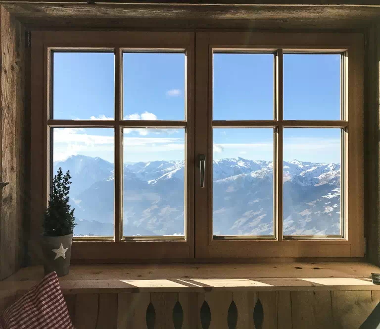 Okno w widokiem na góry